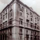 Nel 1925 l�edificio venne sopraelevato di due piani e si presentava con un bugnato a fasce su met� del prospetto, contraddistinto da finestre con balconi. Nella parte superiore invece vi erano una serie di bifore e trifore, sovrastate da un cornicione marcapiano, con al centro un timpano recante l�insegna. La stessa presente sulla lesena angolare
